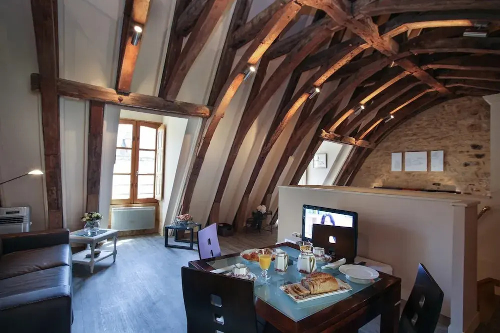 Le Grenier du Chapitre son loft avec les poutres et lappartement une chambre sans les poutres