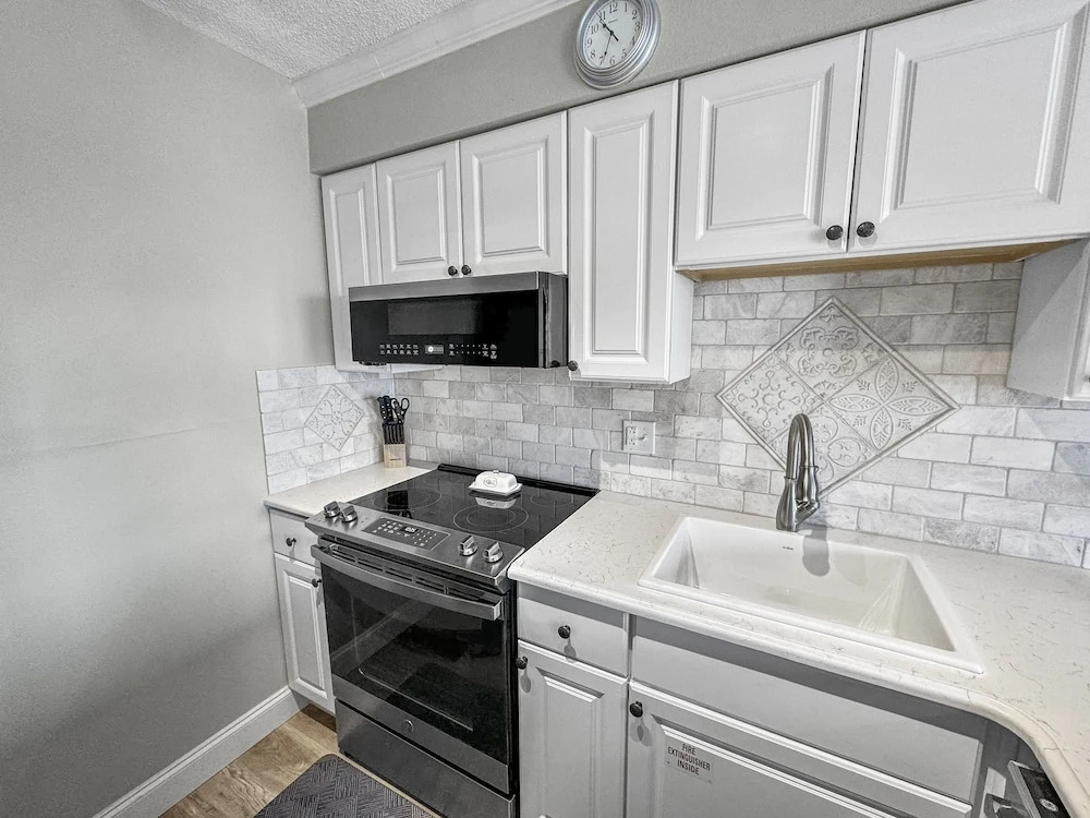 Summersalt 1 Bedroom Condo by RedAwning