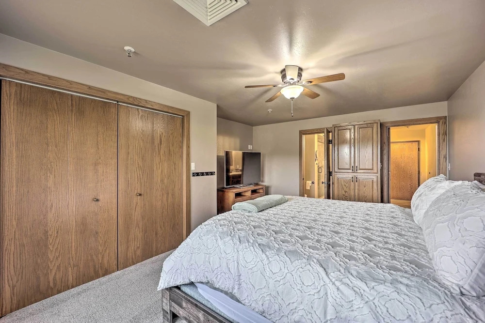 Golf Course & Lake Views: Cozy Afton Condo!