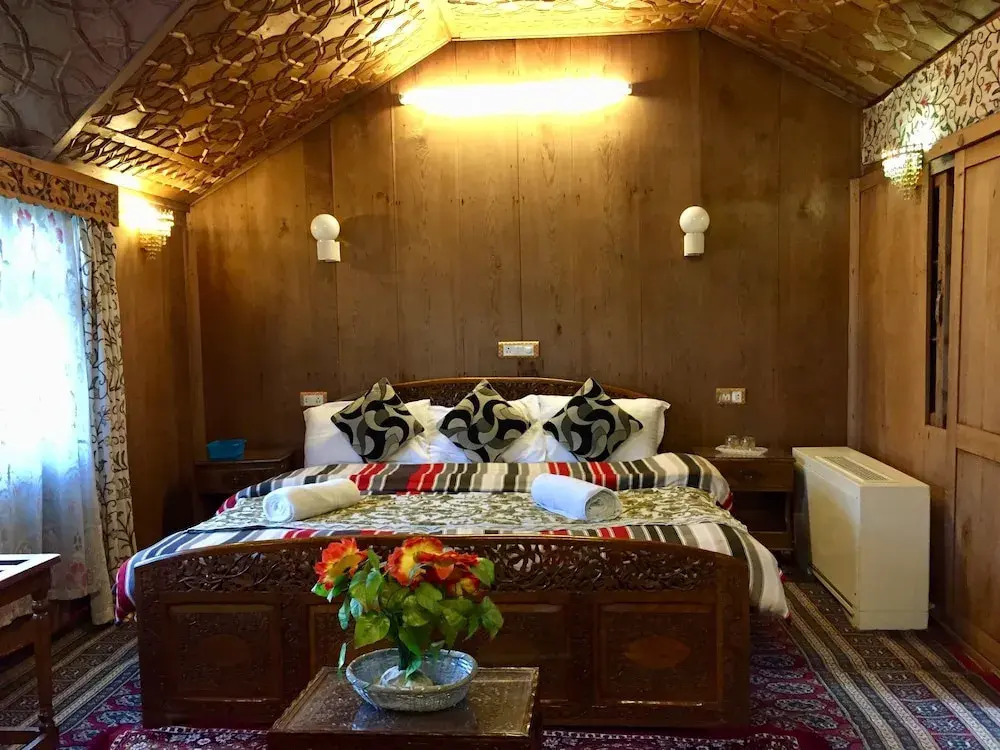 New Sea Palace Houseboats