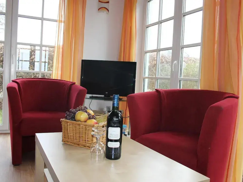 Allergy Friendly Holiday Home near Beach with Lake View