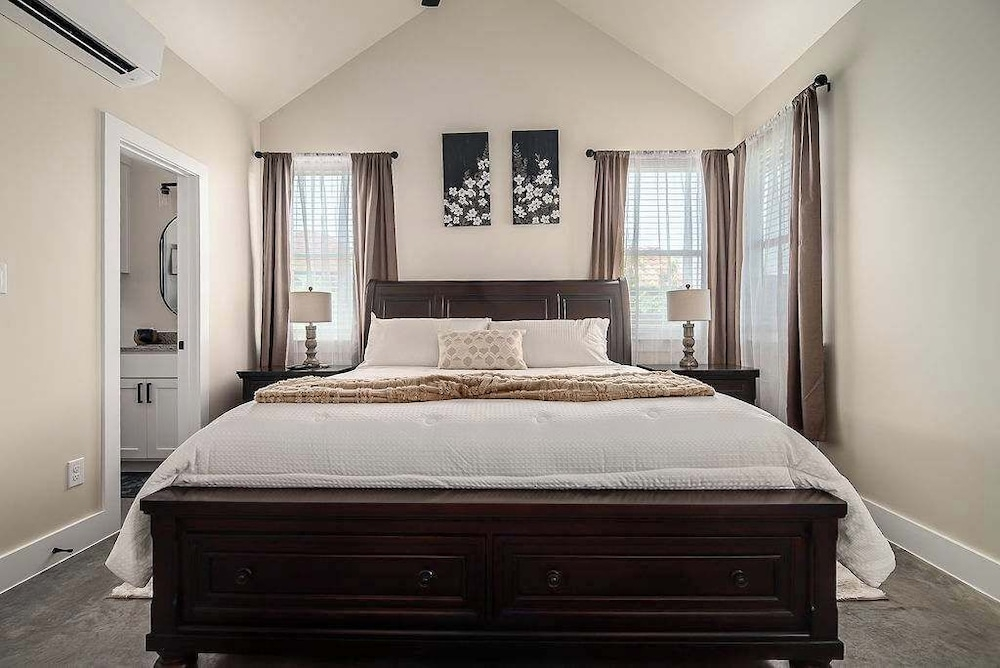 Pet Friendly W/hot-tub-six Minutes to Downtown