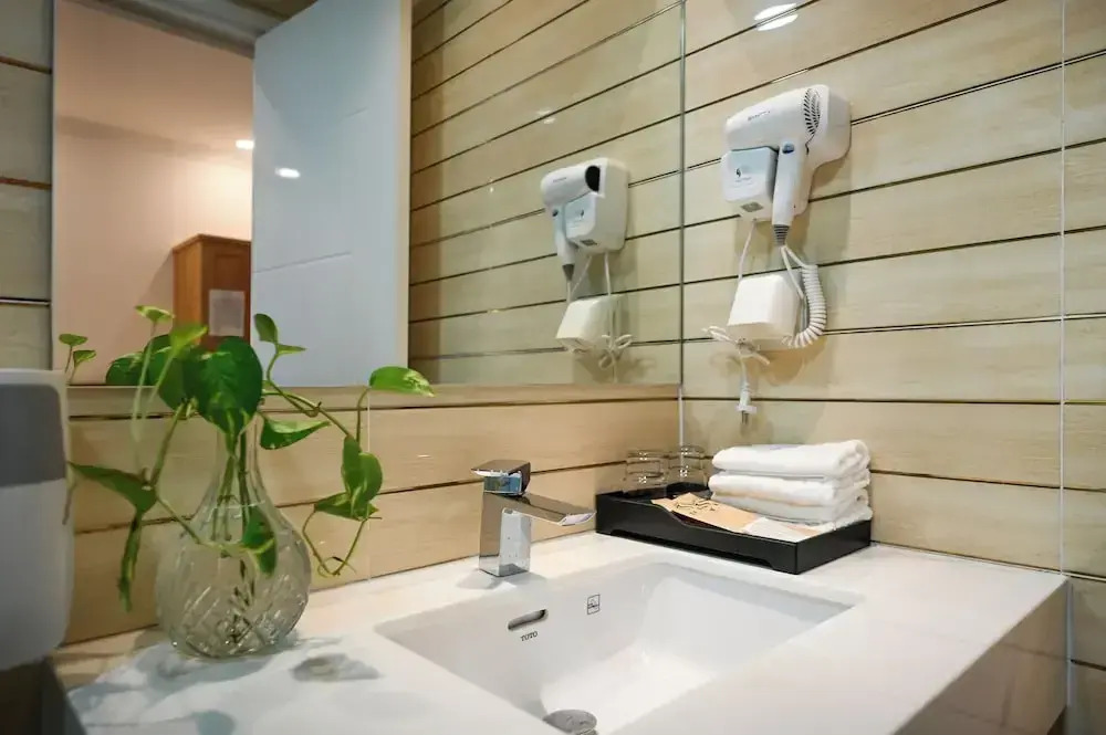 Ly Ly Luxury Hotel