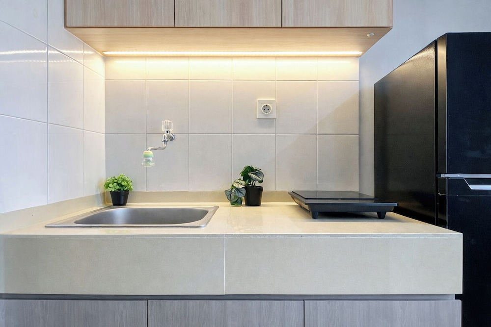 Wooden Accents Studio At Monroe Tower Apartment
