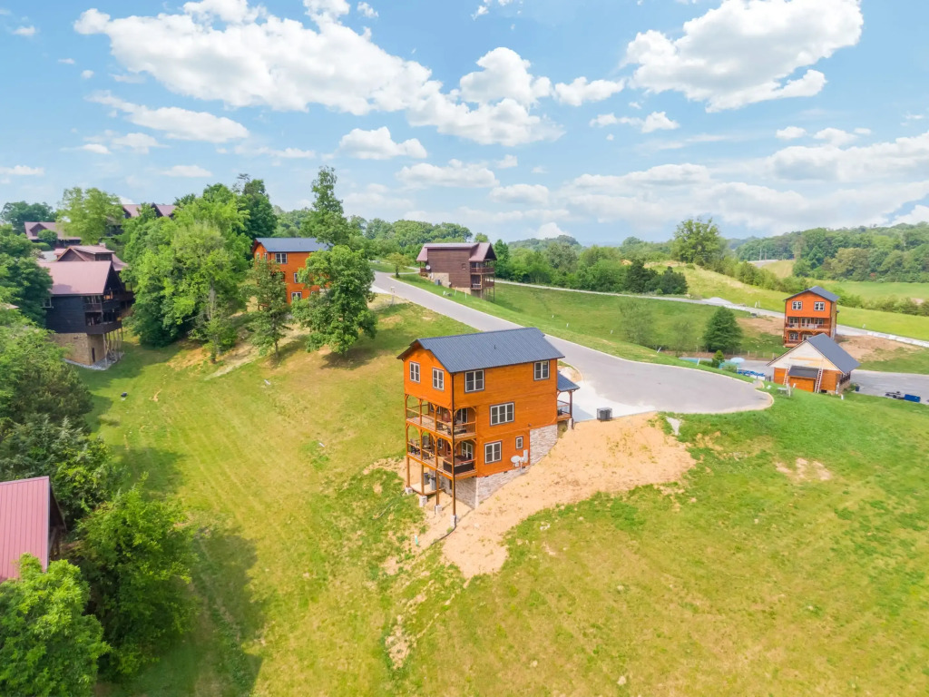 Misty Mountain Stop: Mountain Views, Hot Tub, Game Room, Theater Room