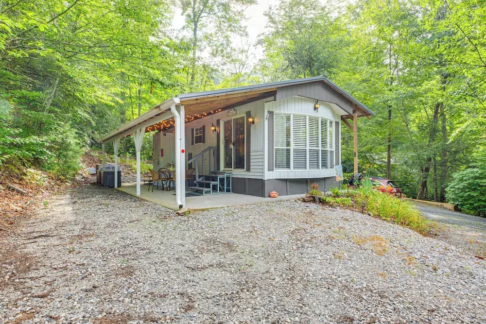 Hike, Swim, Ski & More: Pet-friendly Newland Home!