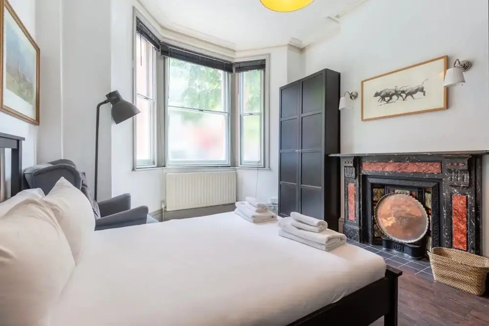 Eclectic 2 Bedroom Victorian era Apartment in Oval