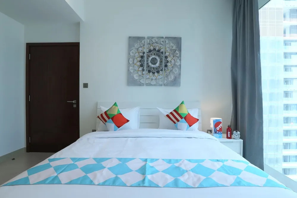 OYO Home 258 1BHK Marina Gate 2