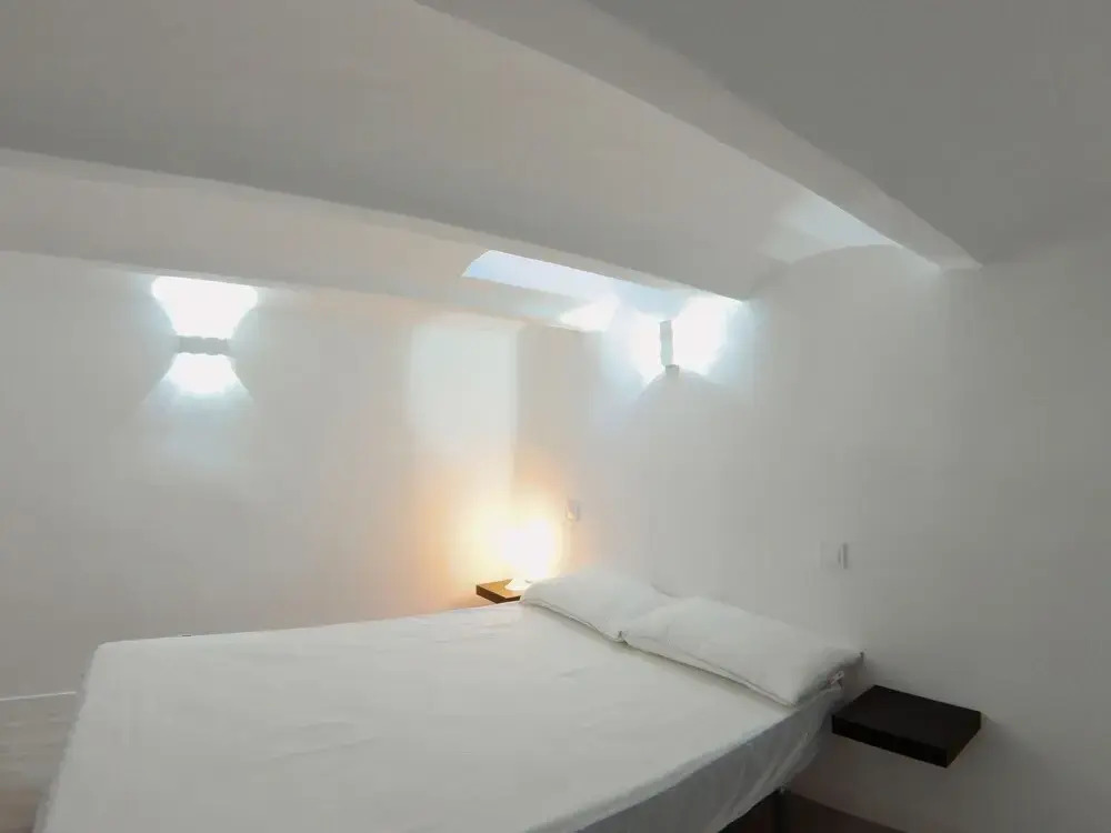 Duplex con cama de 135cm, A/C. WiFi metro Plaza Eiptica