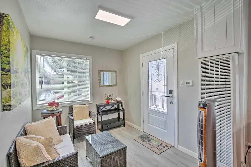 Long Beach Apt ~ 9 Mi to Shoreline Village & Beach