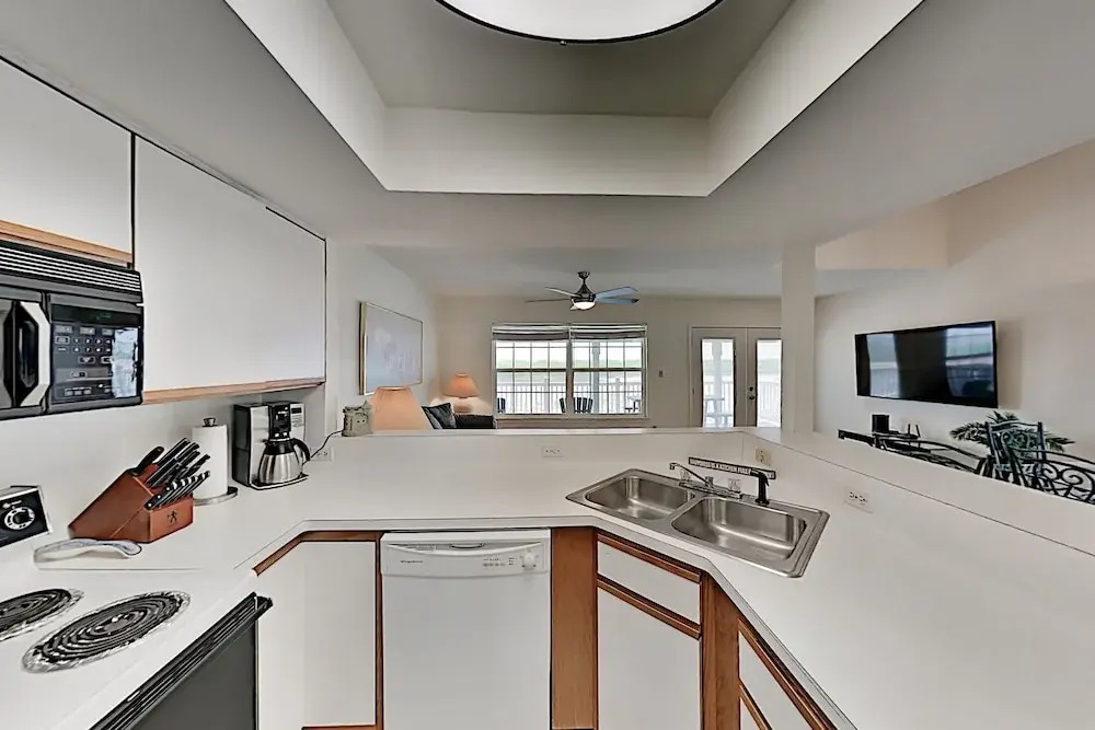 Waterfront Sea W/ Bay Views, Pools & Golf 2 Bedroom Cottage