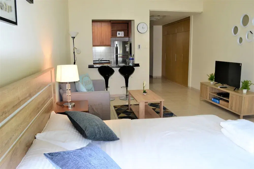 NMR - New Spacious Studio flat