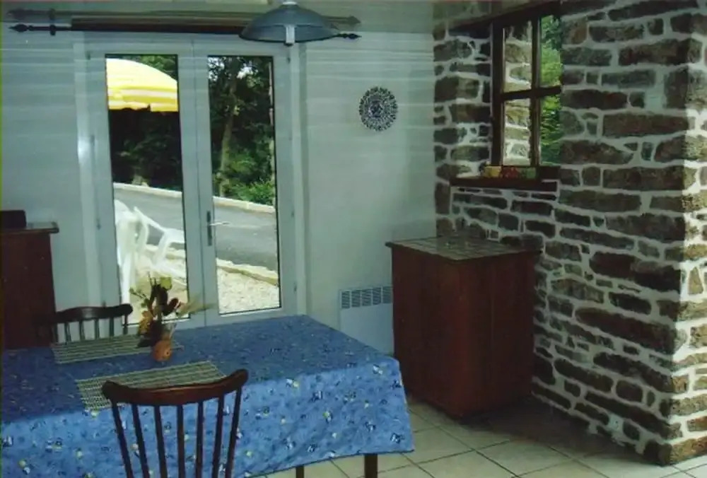 House With one Bedroom in Beuzec-cap-sizun, With Wonderful Lake View and Enclosed Garden - 2 km From the Slopes