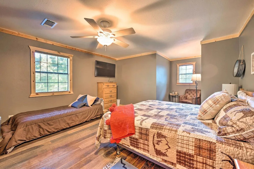 Broken Bow Retreat on 2 Acres w/ Hot Tub & Deck!