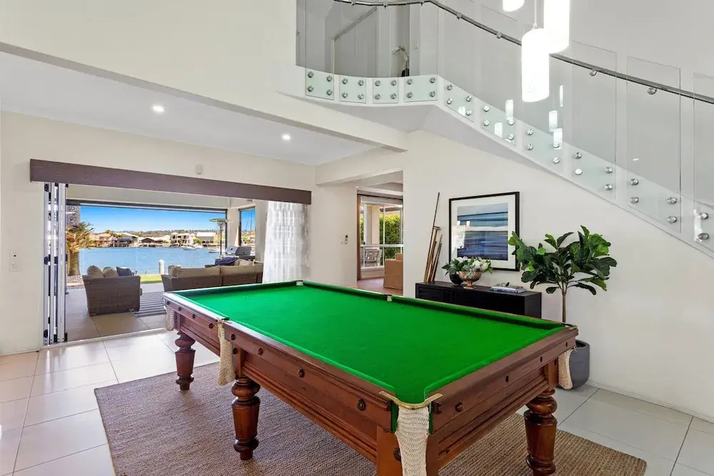 Amazing Canal House with Private Jetty, Gym & Pool