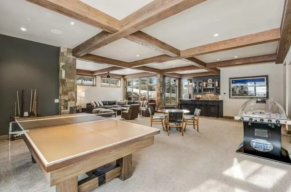 Luxurious 6-bedroom Ski-in/ski-out Home, Very Spacious, With Private hot tub and Game Room