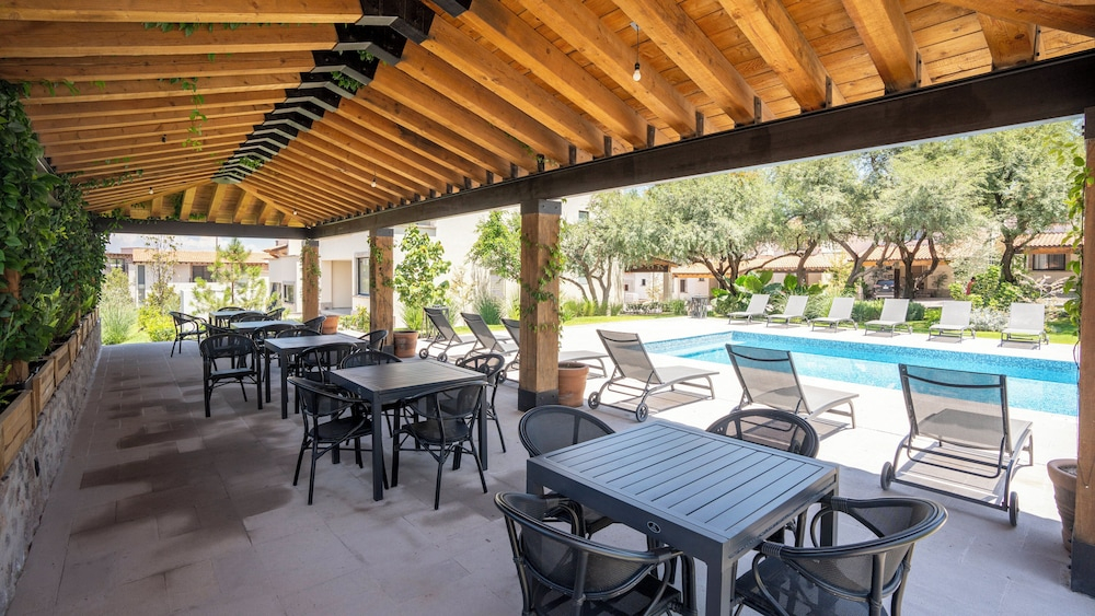 Modern 3BR Pool & Gym in Nueva Escondida