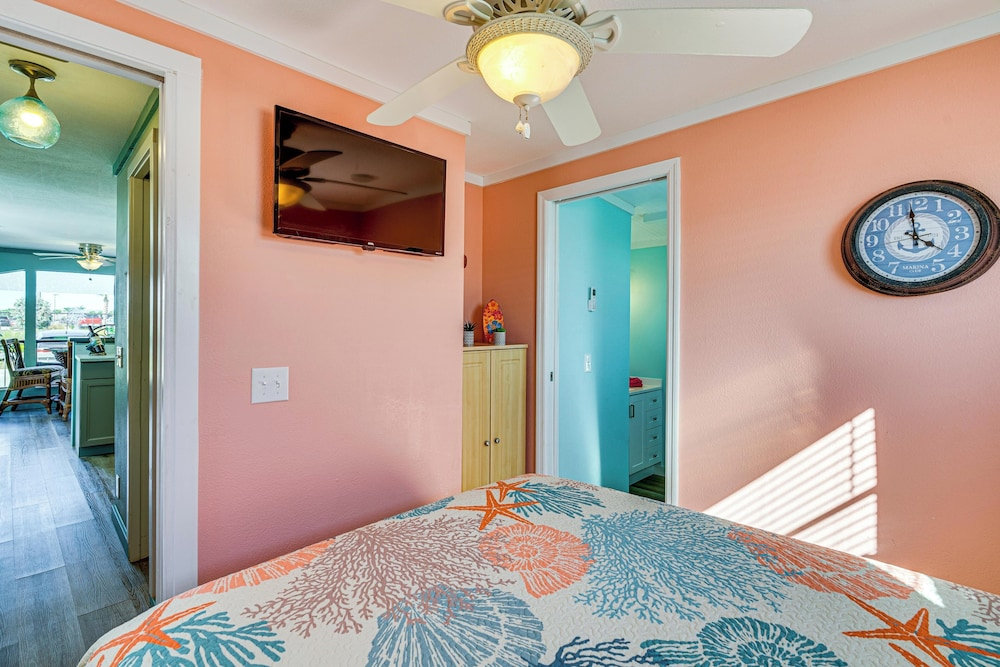 Deck & Resort Perks: Home 3 Mi to Fort Myers Beach