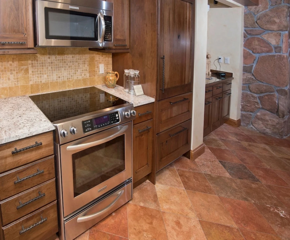 Relaxing 1 Bedroom Condo with Premium Amenities by RedAwning