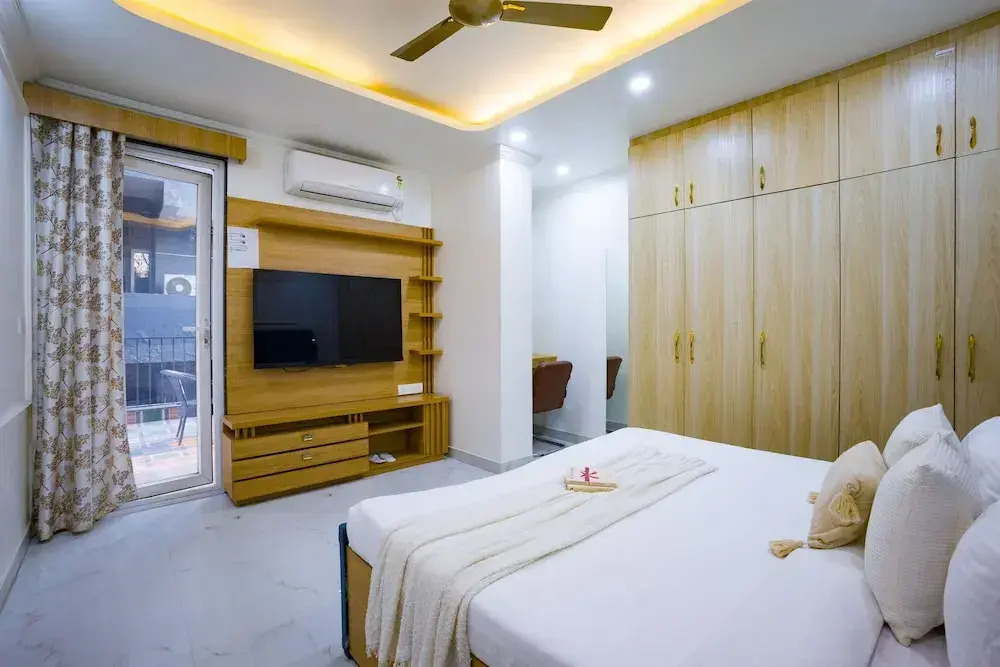 Alaya Stays Miyabi Executive Suite, Elegant 1-BHK Suite With Common Pool, Gym & Restaurant
