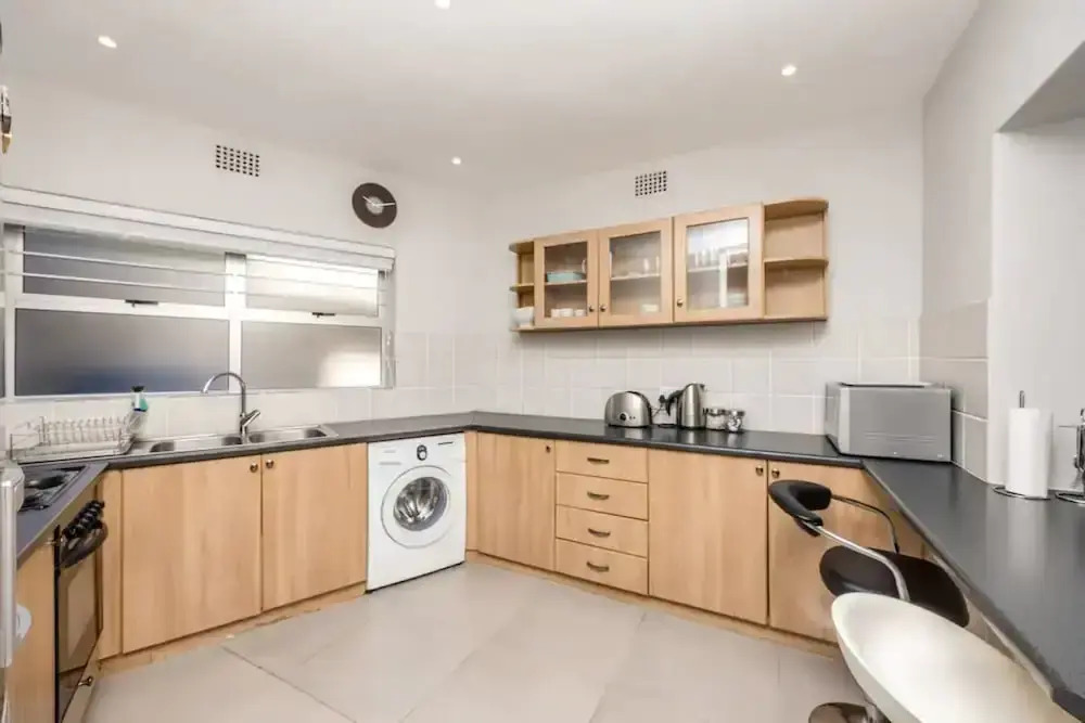Spacious 1 Bedroom Apartment in Claremont With Great Views