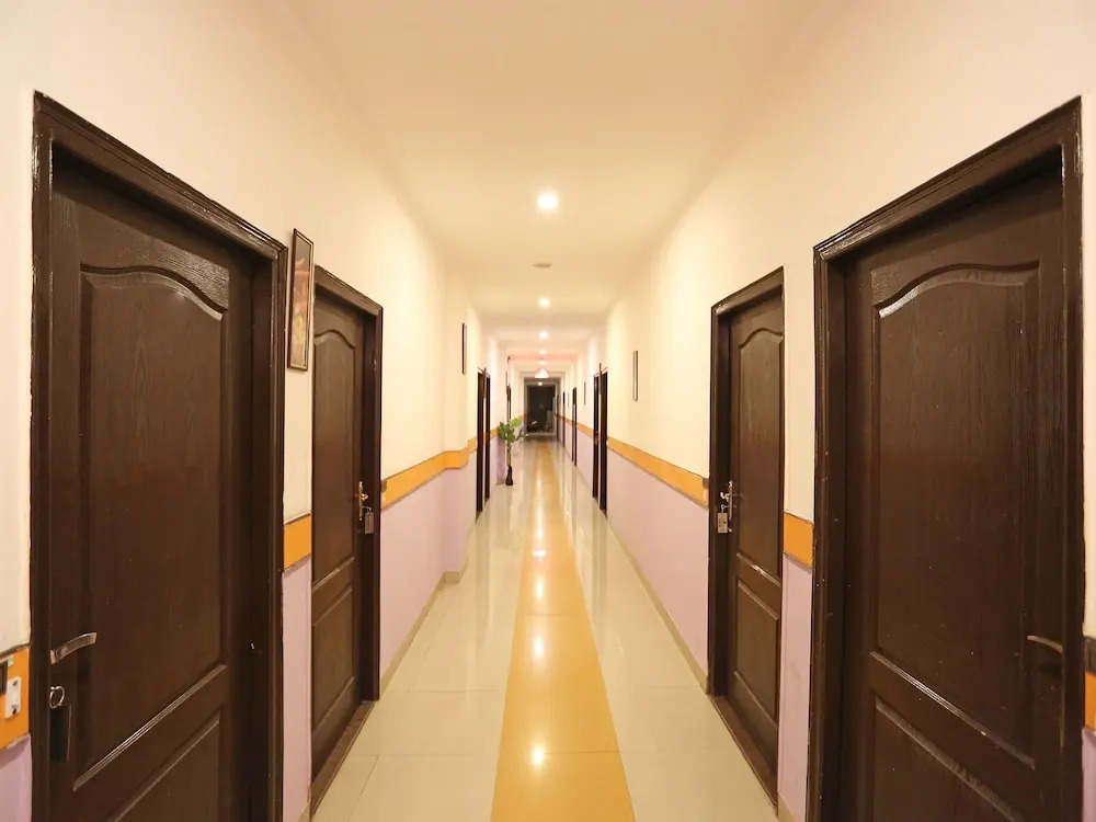 OYO 12784 Hotel Roomers