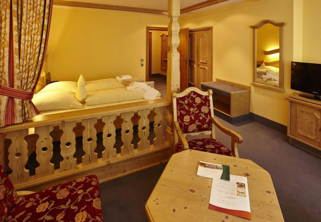 Schwarzwald Wellnesshotel SAIGERHÖH I Spa Golf & Wandern über dem Titisee