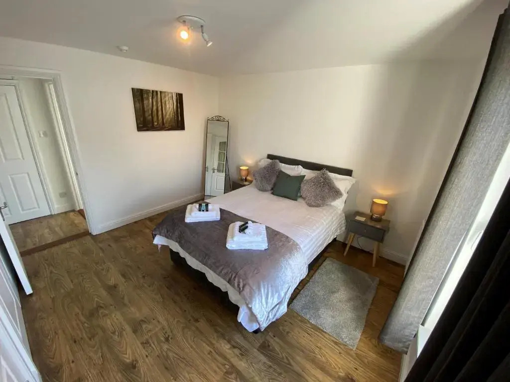 Eastcliffe Penthouse, 2 beds & bathrooms with parking