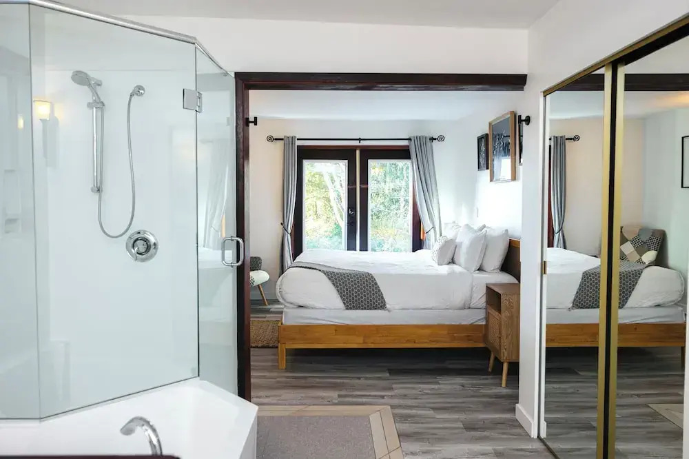 Tofino Oceanfront Hotel Suite 3