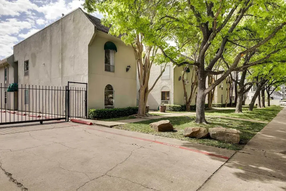 Dallas Condo w/ Pool Access - Walk to Knox Street!