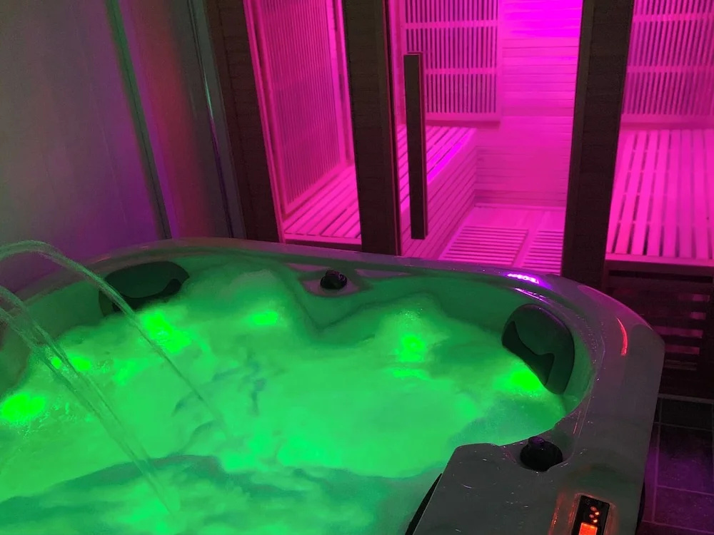 Cozy Hideaway With Hot Tub Sauna Sleeps 7