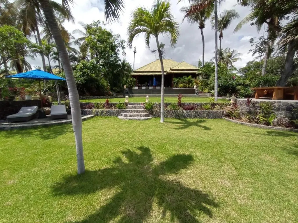 Absolute Beachfront Private Villa sleeps 6 with Infinity Pool on 1200m2 of Tropical Land