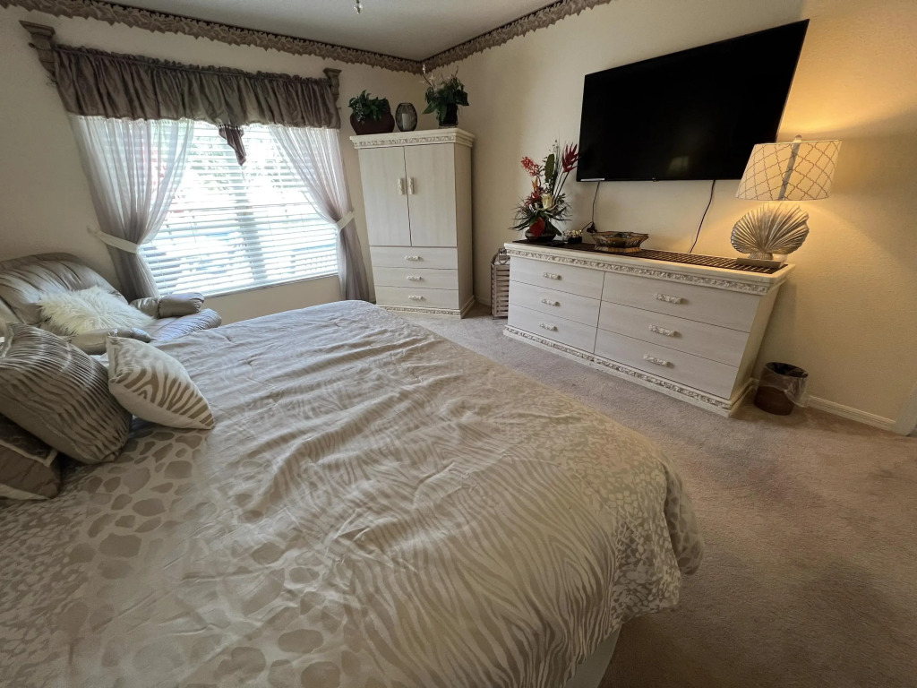 Luxury Lakeside Pool & Spa Home close to Disney, Kissimmee, US