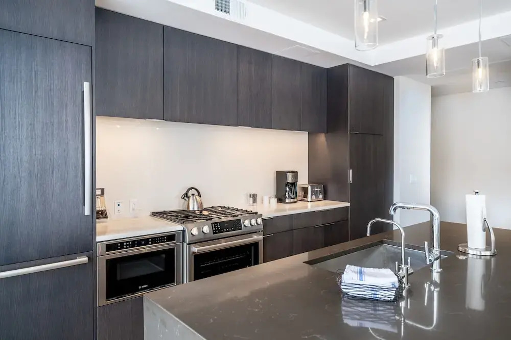 New Listing! Designer Ski-in/ski-out W/ Pool & Gym 3 Bedroom Condo