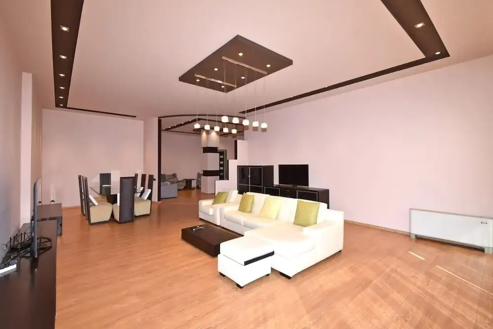 Spacious Apartment by Luxe Group TT606