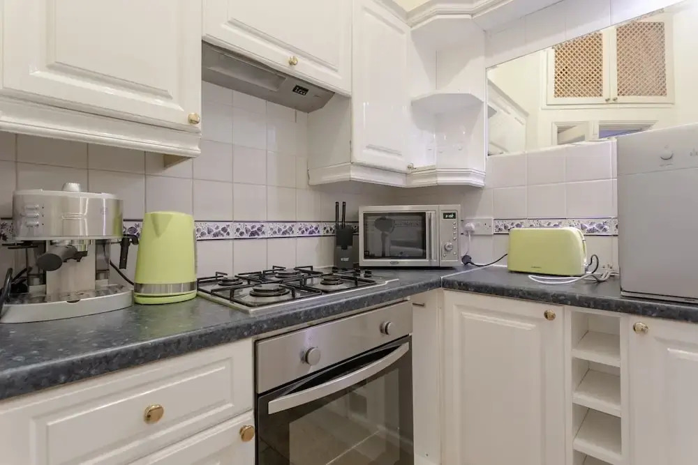 Traditional 2 Bedroom Flat in South Kensington