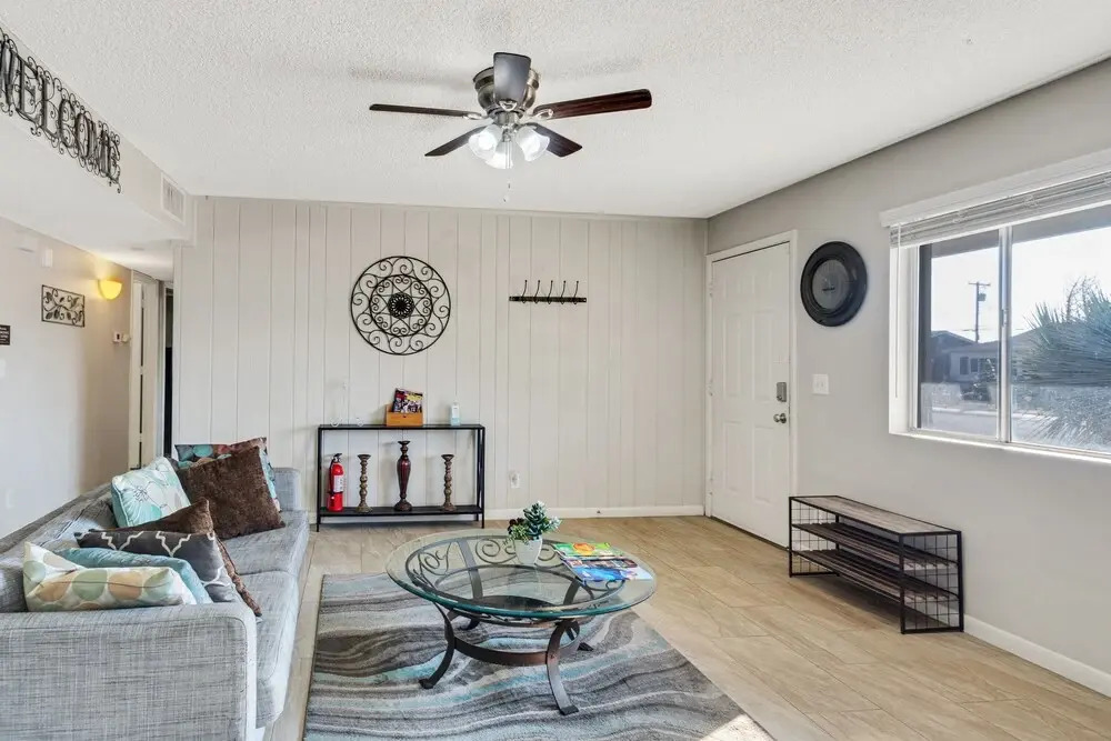 Cozy Papago Home In Old Town Near Zoo, Casino, Golf, And More! 5 Bedroom Home by Redawning