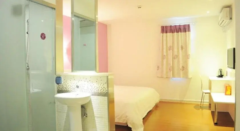 V8 Hotel Jiaokou Subway Branch