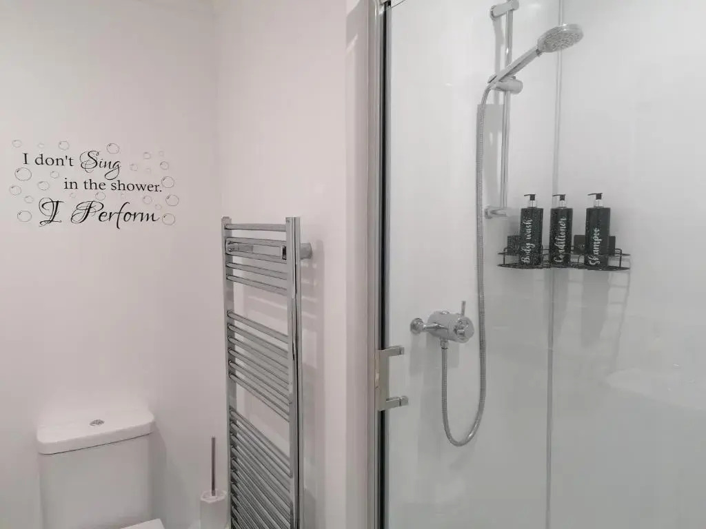 Luxury Modern 2 Bed Apartment, FREE UNDERCROFT PARKING 2,1m max