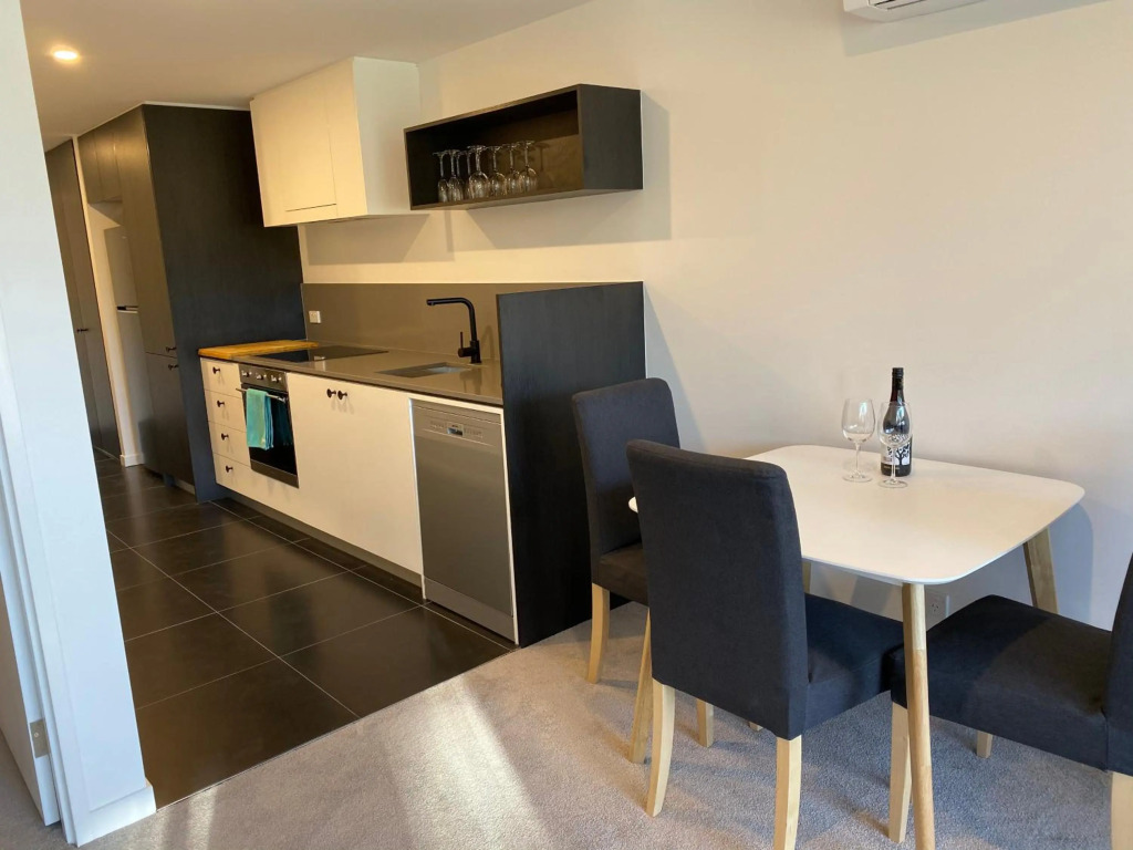 Midnight Luxe 1 BR Executive Apartment in the heart of Braddon Pool Sauna Secure Parking Wine WiFi Netflix