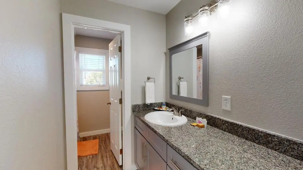 AH-D215 Newly Remodeled 2nd Floor Condo, Shared PoolHot Tub, Near Marina