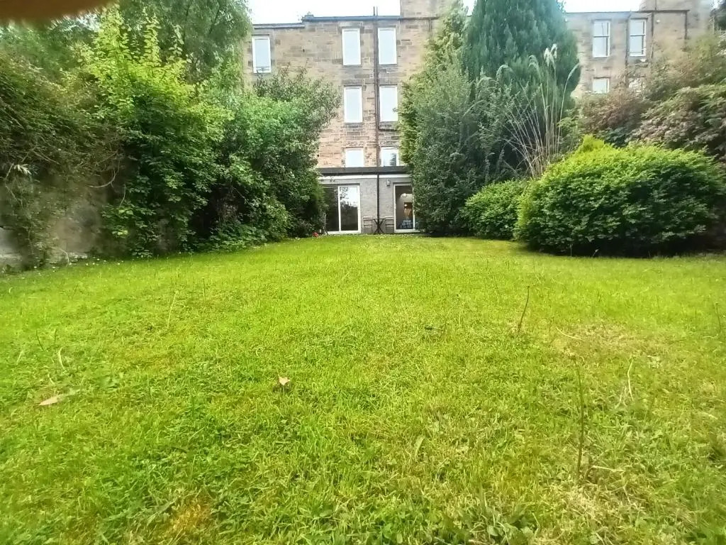 Central Modern Apartment with Free Parking And Private Garden