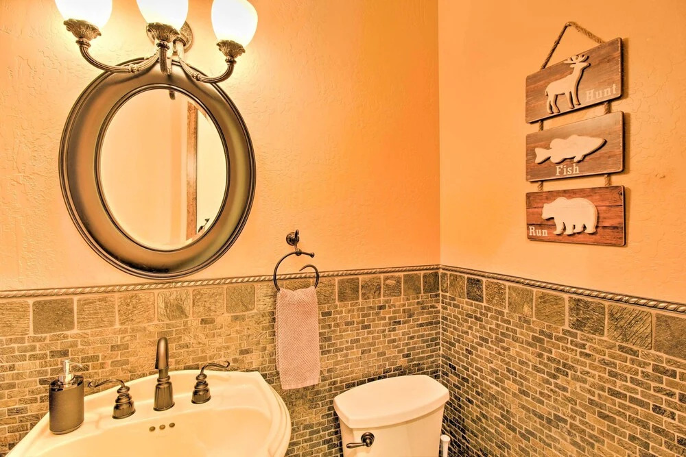 Centrally Located: Lavish Pinetop Paradise!