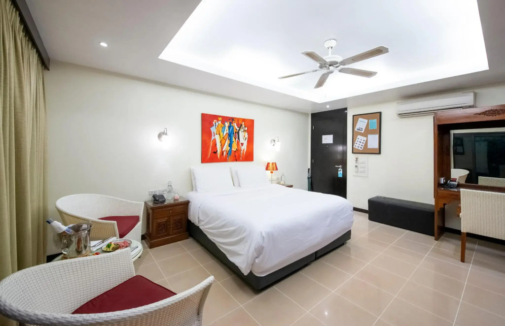 Lokal Phuket "Former K-Hotel" - SHA Extra Plus