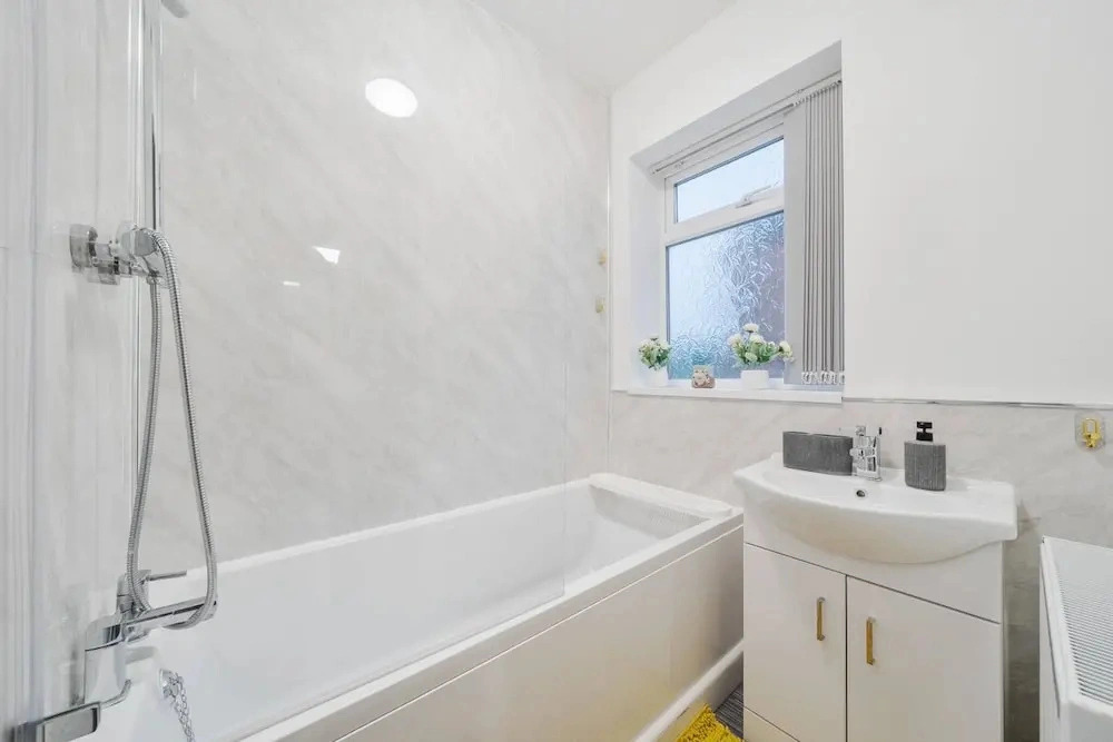Contractor-friendly 2-bedroom House With Free Parking