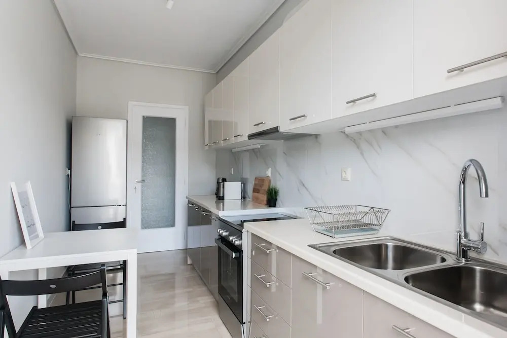 Spacious & Airy 1 Bedroom Apartment near HELEXPO
