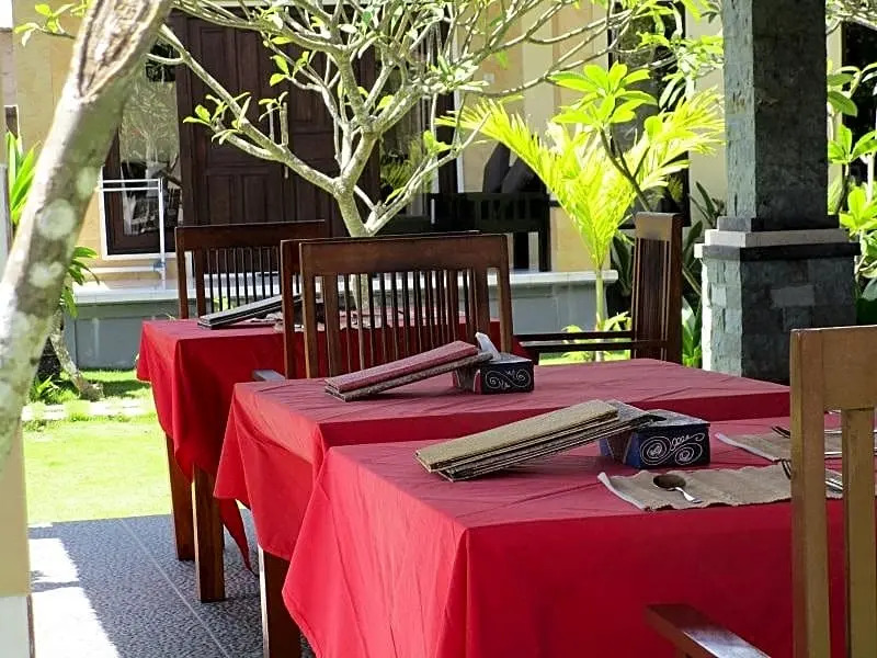 Yogi Beach Bungalow & Restaurant Lembongan