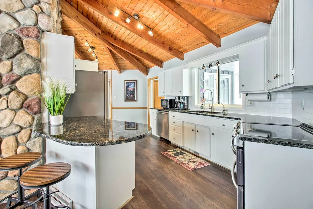 Waterfront Gull Lake w/ Dock: Family Friendly