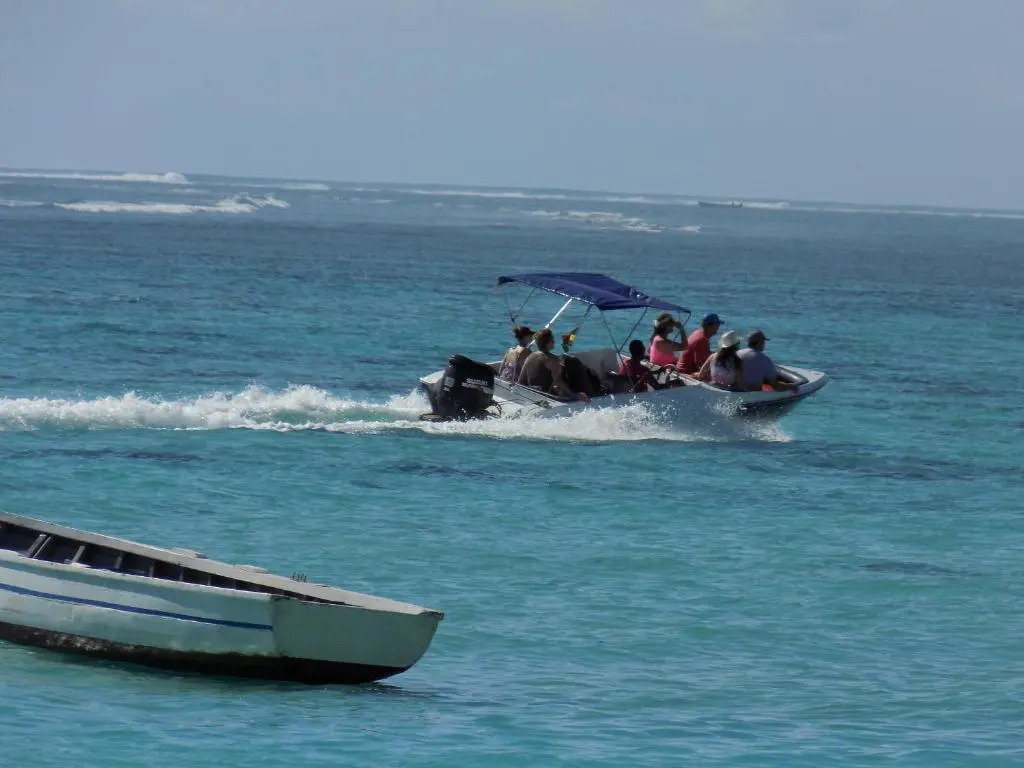 Villa Osumare Rootsy Beach front Guest House B&B