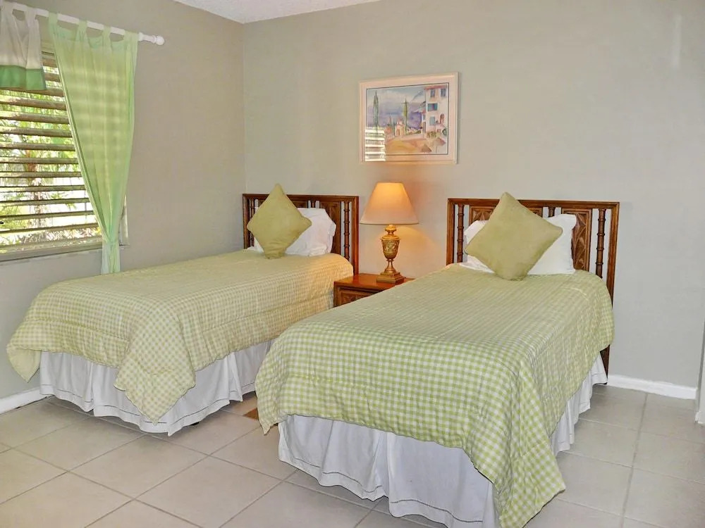 Idyllic Condo With Brief Walk to Beach and Restaurants